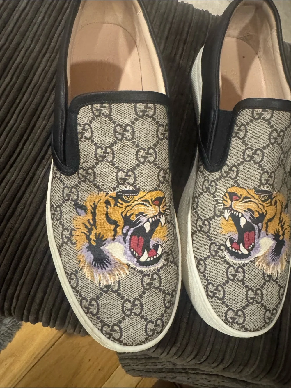 Authentic Gucci Beige GG Supreme Slip-On Loafers with Tiger Motif. Box&shoe bags